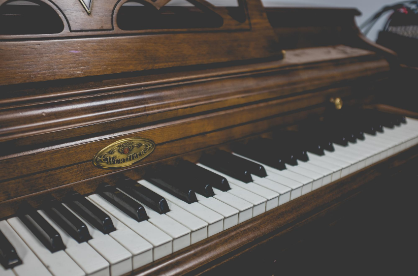 Brown upright piano Photo by NeONBRAND on Unsplash
